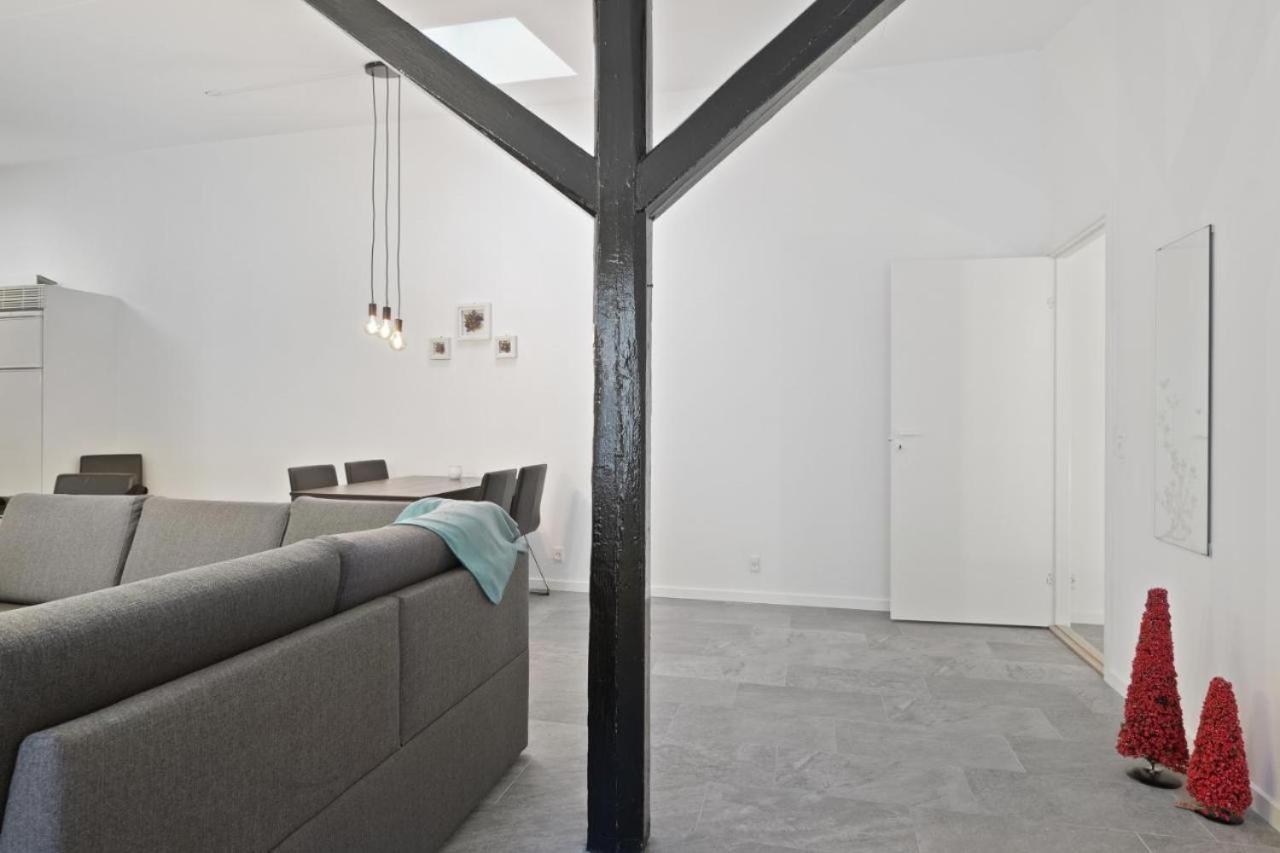 Charming - Luxurious 1 Bedroom Apartment In The Heart Of อัลบอร์ ภายนอก รูปภาพ
